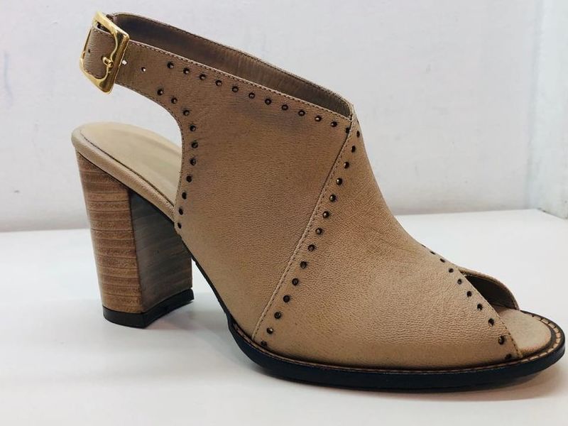 Zapato Casual con Tacón de Cuero Color Beige 