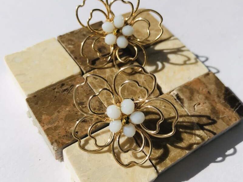 Aretes doble flor de pétalos forma de corazón